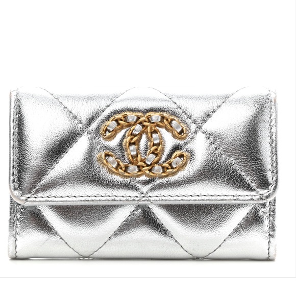 CHANEL
Metallic Goatskin Quilted Chanel Flap Card Holder Silver - Picture 3 of 6